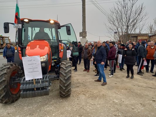 Земеделците изкараха и техника по примера на гръцките им колеги.