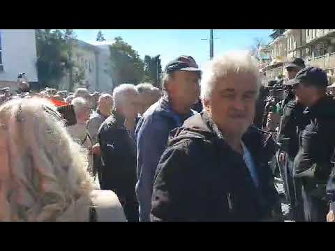 В Охрид хвърлят яйца и крещят "Фашисти" за откриването на българския клуб "Цар Борис III" (Видео)