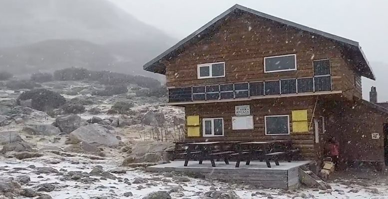 Сняг заваля на връх Мусала (Видео)