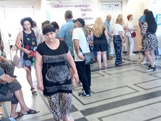 Пловдивчанка излиза от секцията, след като е гласувала.
