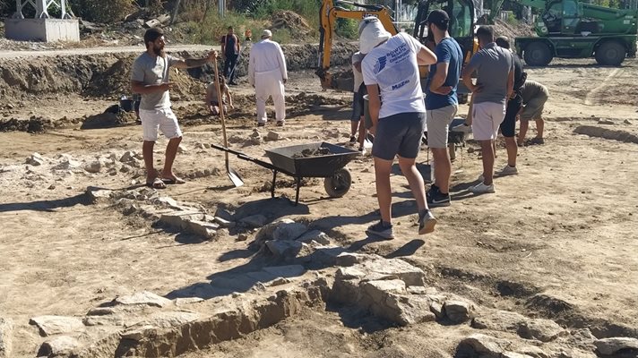 Много помощници и доброволци участват в разкопките под Бетонния мост.