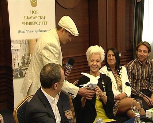 Райна Кабаиванска получава наградата си.

