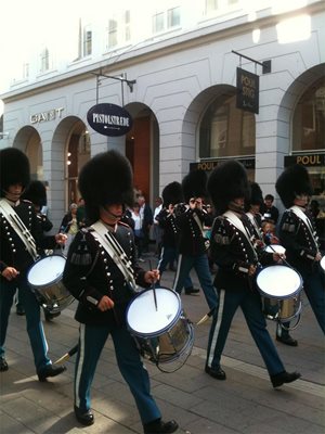 Всеки ден в 11,30 ч кралските гвардейци маршируват по централните улици към двореца за смяна на караула.