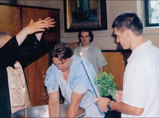 На тази снимка е запечатан Мето Илиянски, който е кръстник на Димитър Вучев-Демби.Младежътс дълга- та коса отзад е вече убитият Антон Милтенов-Клюна.