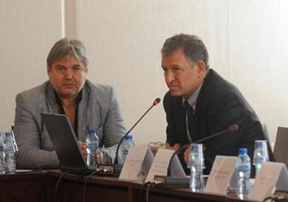 Д-р Стойчо Кацаров от Центъра за защита на правата в здравеопазването (вдясно) обяснява, че нормативната база в здравеопазването затруднява и юристите. До него е Петьо Блъсков, съиздател на в. “Труд”.