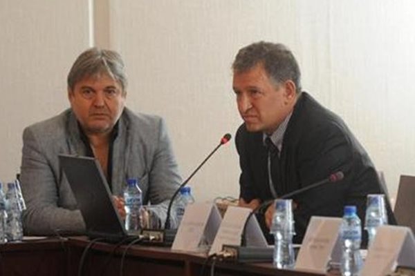 Д-р Стойчо Кацаров от Центъра за защита на правата в здравеопазването (вдясно) обяснява, че нормативната база в здравеопазването затруднява и юристите. До него е Петьо Блъсков, съиздател на в. “Труд”.