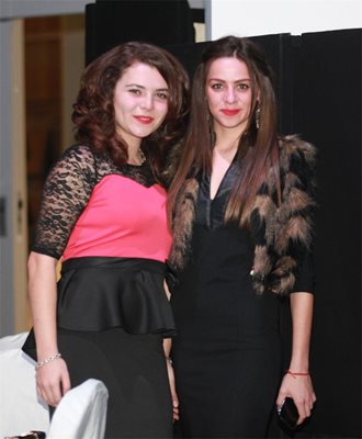 Зорница Захариева (вляво) - една от най-близките приятелки на Симона, и нейната сестра близначка Даяна я подкрепяха на живо по време на конкурса. 