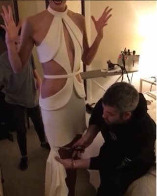 Забавни моменти от вечерта звездите сами публикуваха в социалната мрежа Instagram. Стройната Карли Клос показа как е заляла бялата си рокля с червено вино, което наложи от екипа й спешно да ударят ножицата на тоалета и да го превърнат в къса бяла рокля за афтърпартито.