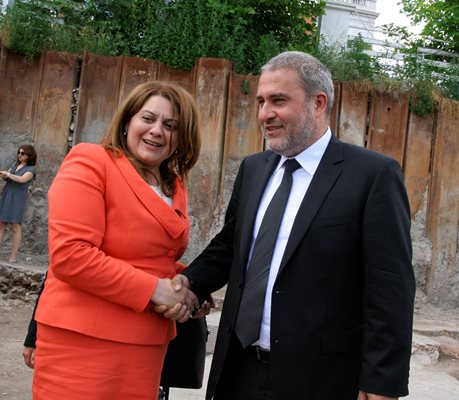 Зам.-министърът на културата Амелия Гешева посрещна министър Боил Банов на разкопките на Голямата базилика. Снимка: Наташа Манева