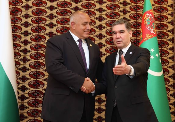 Президентът на Туркменистан Гурбангули Бердимухамедов поздравява българския премиер Бойко Борисов преди срещата им.
