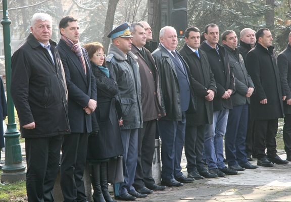 Здравко Димитров /вляво/, Иван Тотев, Савина Петкова, ген. Матеев и районни кметове се наредиха най-отпред.