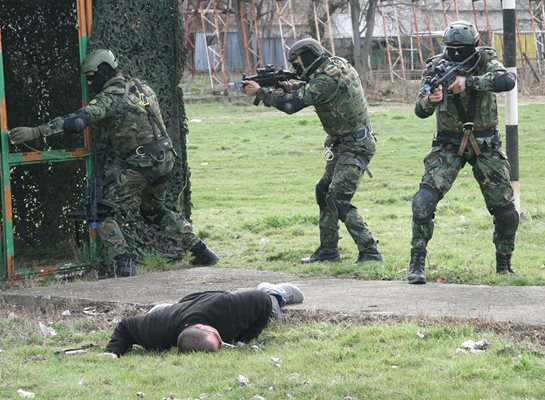 Пред президента командосите направиха демонстрация на действия при терористичен акт