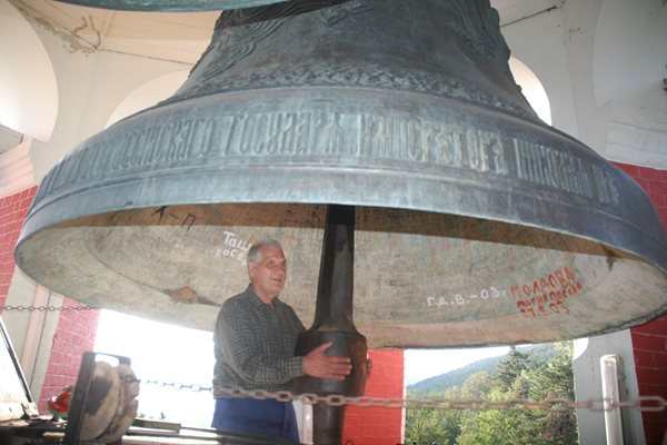 Слепият звънар Дечко Гарбатулов показва езика на най-голямата камбана, който тежи 250 кг. Цялата камбана е 11 643 кг.
