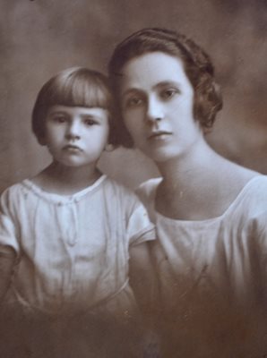 Съпругата Деспина и дъщерята Елка