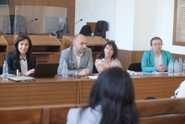 На срещата присъстваха зам.-министърът Борислав Ганчев, Десислава Гайдарова (вляво) и представители на местните съдилища.