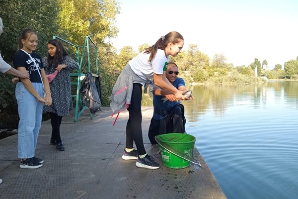 Децата имаха възможност да се включат в зарибяването / Снимки: Авторът