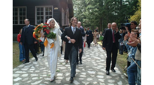 Княгиня Калина е с рокля с български мотиви, украсена със сребърни пафти, когато казва “да” на Китин Муньос в Боровец през 2002 г.