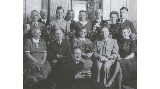 Хуго Шмайзер със свои колеги оръжейници в Ижевск през 1951 г.