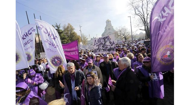 8000 работници поискаха по-високи заплати по-време на протеста на КНСБ в петък.