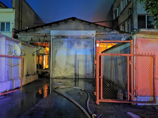 От високите градуса се е стопило халето. Снимки: Противопожарна служба-Пловдив