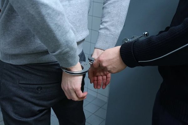 Задържаха двама мъже, укрили 28 мигранти в къща в София