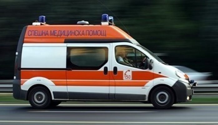 Възрастният мъж бил транспортиран с линейка в пловдивска болница.