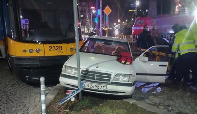 Кола и трамвай се сблъскаха на столичния булевард "Цар Борис III" (Снимки)