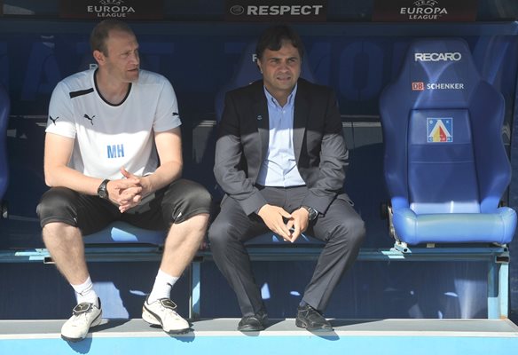 Треньорът на “Левски” Николай Митов (вдясно) и помощникът му Мариан Христов в очакване на мача, който трябваше да ги окъпе в слава.