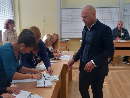 Костадин Димитров получава бюлетините за вота.