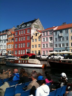 Изглед от канала Nyhavn с колоритните сгради