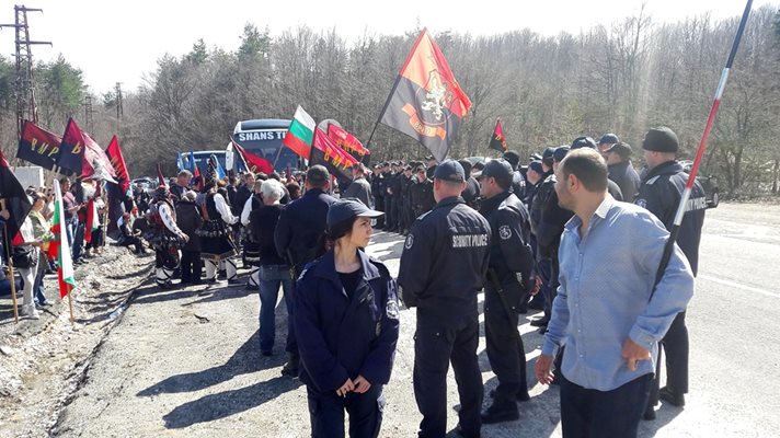 Полиция наблюдава кукерските танци на протестиращите на ГКПП Малко Търново.