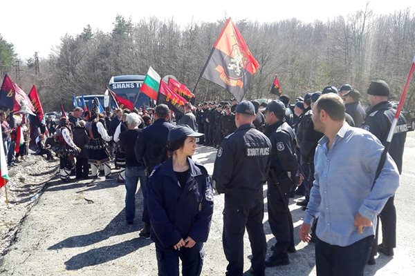 Полиция наблюдава кукерските танци на протестиращите на ГКПП Малко Търново.