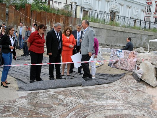 Министърът на културата Боил Банов разгледа мозайките, разкрити на Голямата базилика. Снимка: Наташа Манева.