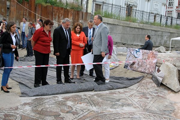 Министърът на културата Боил Банов разгледа мозайките, разкрити на Голямата базилика. Снимка: Наташа Манева.
