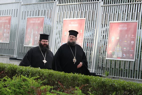 Врачанският митрополит Григорий (вдясно)