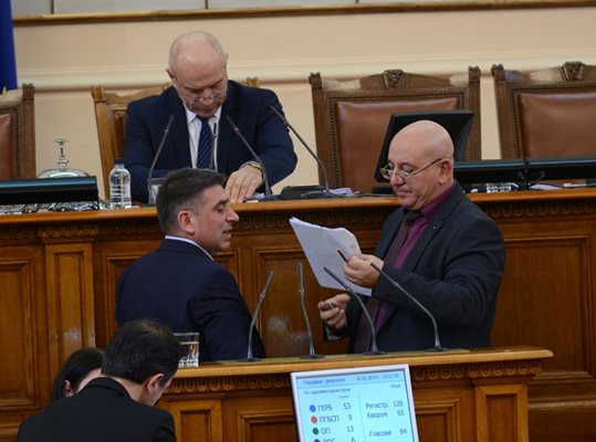 Шефът на комисията за борба със сивата икономика Емил Димитров и Данаил Кирилов - шеф на правната, се консултираха в движение по време на дебатите за закона за горивата.