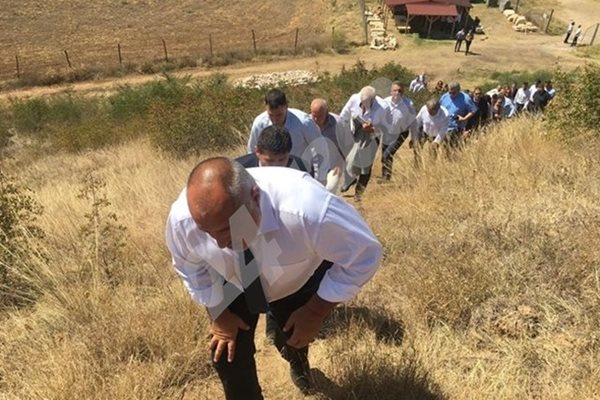 На един дъх Борисов изкачи стръмния склон на могилата.