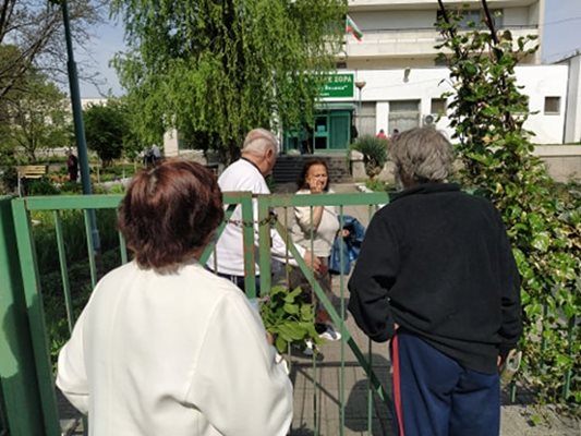 Някои близки дойдоха да видят хората си през оградата на дома, който е заключен заради епидемията.