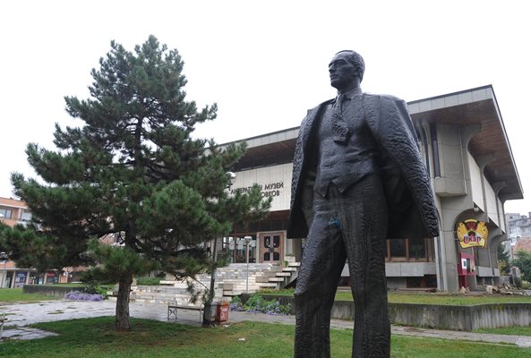 Паметникът на Йордан Йовков в Добрич