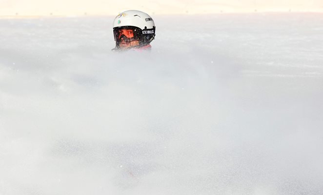 Алберт Попов финишира в слалома във Венген сред облак от сняг. 