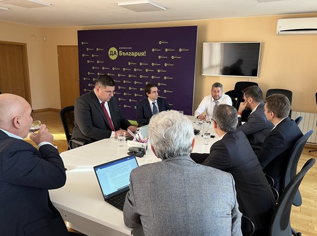 През декември съпредседателят на ДБ Христо Иванов, настоящият министър на електронното управление Божидар Божанов и депутатът Ивайло Мирчев се срещнаха с представители на асоциациите от IT сектора.