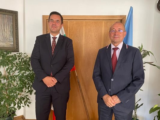 Министърът на икономиката и индустрията Никола Стоянов се срещна с председателя на Българската търговско-промишлена палата Цветан Симеонов.