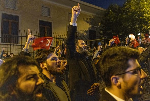 Протестиращи скандират пред консулството на Швеция, след като Расмус Палудан, лидер на датската крайнодясна политическа партия, който има шведско гражданство, изгори копие от Корана близо до турското посолство в Стокхолм. СНИМКА: РОЙТЕРС