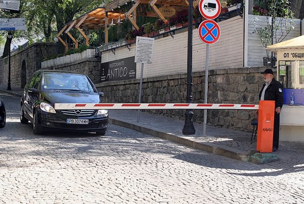 Уж има бариера на входа на Стария Пловдив, а колите в резервата пак са много.