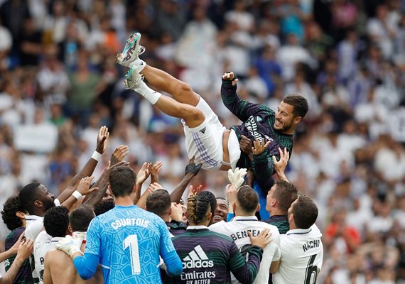 Футболистите на "Реал" подхвърлят във въздуха Еден Азар след последния мач с "Атлетик" (Билбао), в който белгиецът отново остана резерва. Снимка: Ройтерс