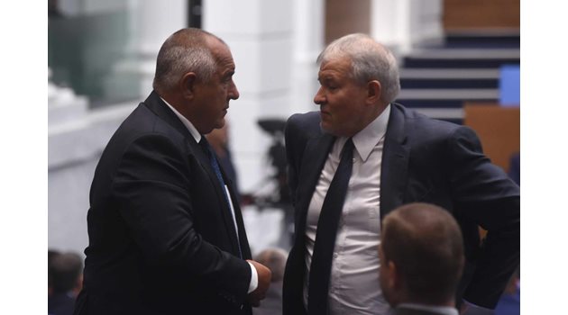 Коалиционните партньори в ГЕРБ-СДС Бойко Борисов и Румен Христов се поздравиха за началото на новата сесия.