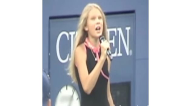 Тейлър пее химна на US Open, след което е забелязана от музикален мениджър.
СНИМКА: ТВ ЕКРАН