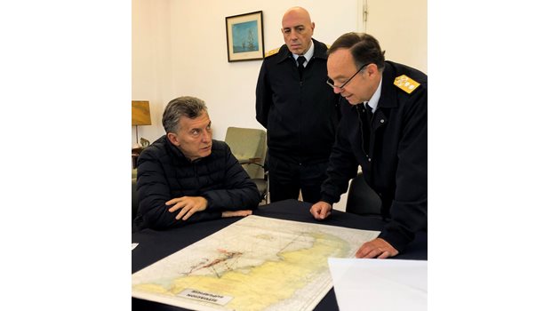 Военни информират президента на Аржентина Маурисио Макри (вляво) за хода на издирвателните операции.