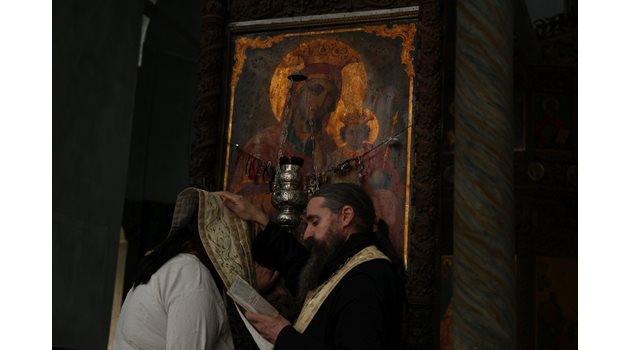 При дядо Христодул в Дряновския манастир винаги има голяма опашка от хора.