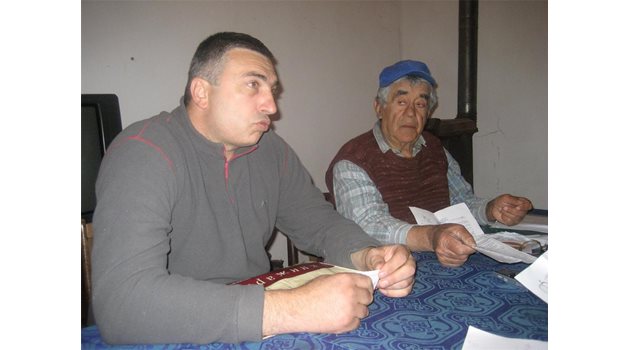 СТОПАНИ: Марио Христов (вляво) и Любомир Стаменов се чудят как ще си възстановят пчелните семейства.
